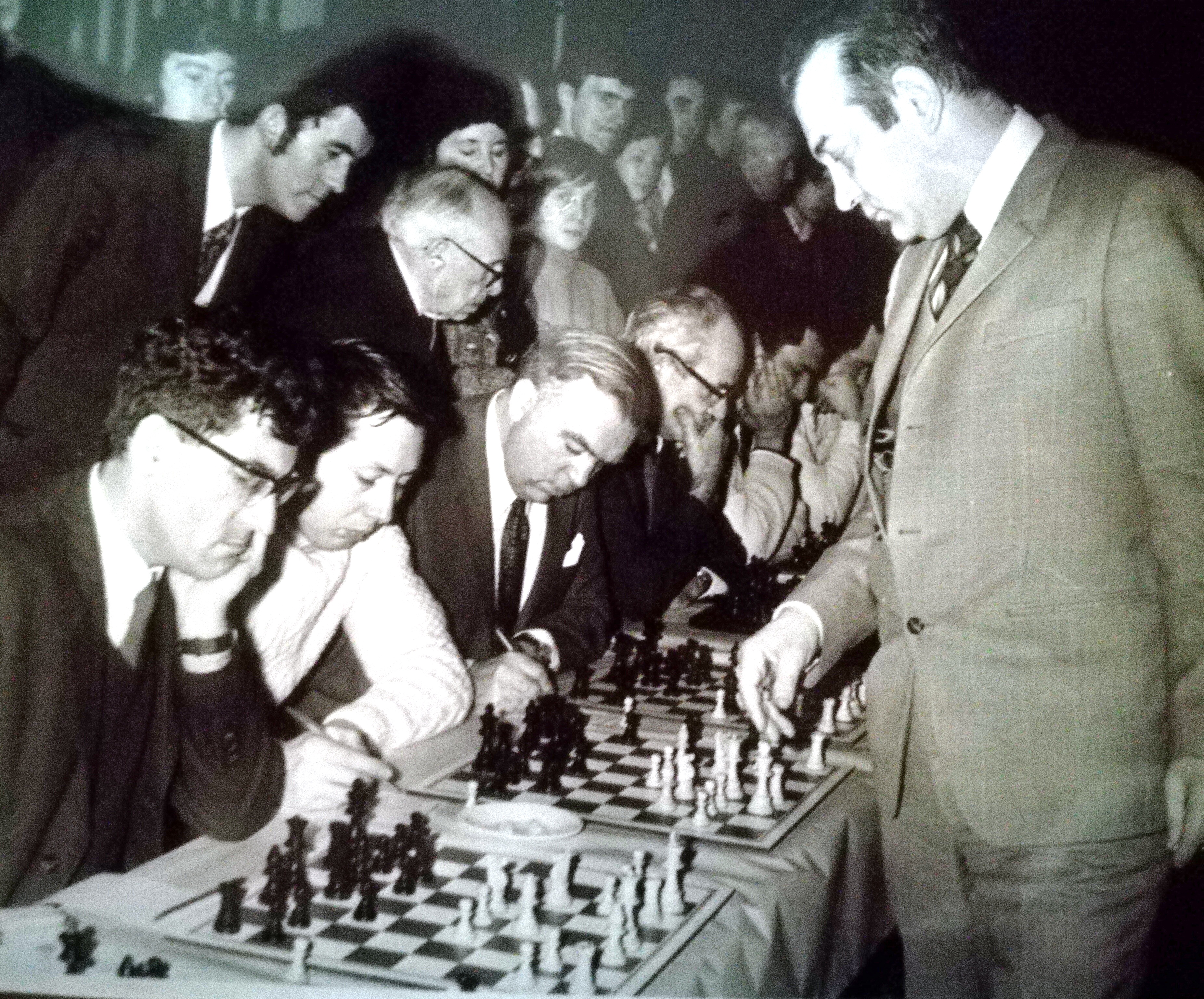 Maurice Bell and Roger Simpson playing Viktor Korchnoi in 1972 Simul